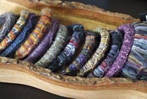 Boho Chic: Przewodnik Po Stylu, Który Łączy Wolność z Elegancją